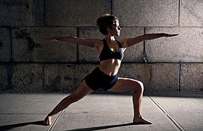 国产大作《湮灭之潮》新图 漂亮女主面对圣剑